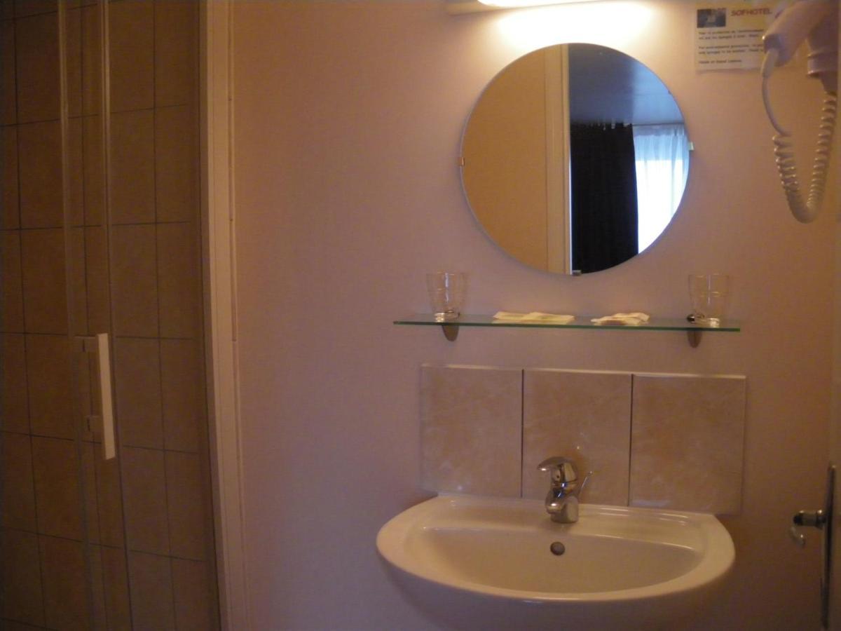Logis - Hotel Et Restaurant Le Sofhotel Forges-les-Eaux Room photo