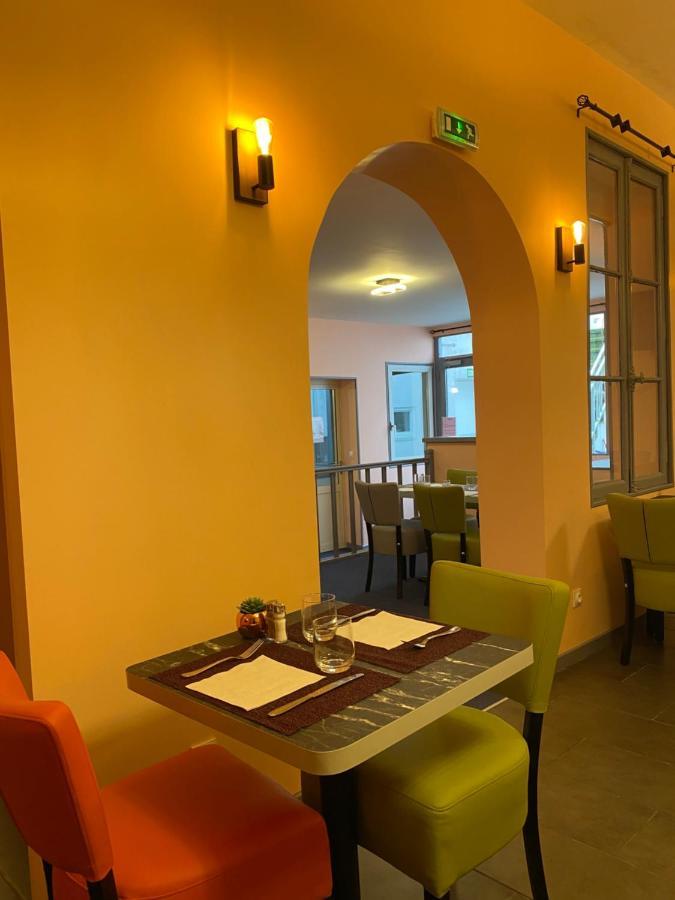 Logis - Hotel Et Restaurant Le Sofhotel Forges-les-Eaux Exterior photo